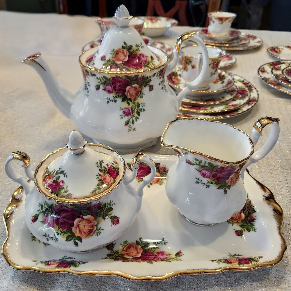 Elegantly Stunning Royal Albert Old Country Rose Teapot Set. Made In England